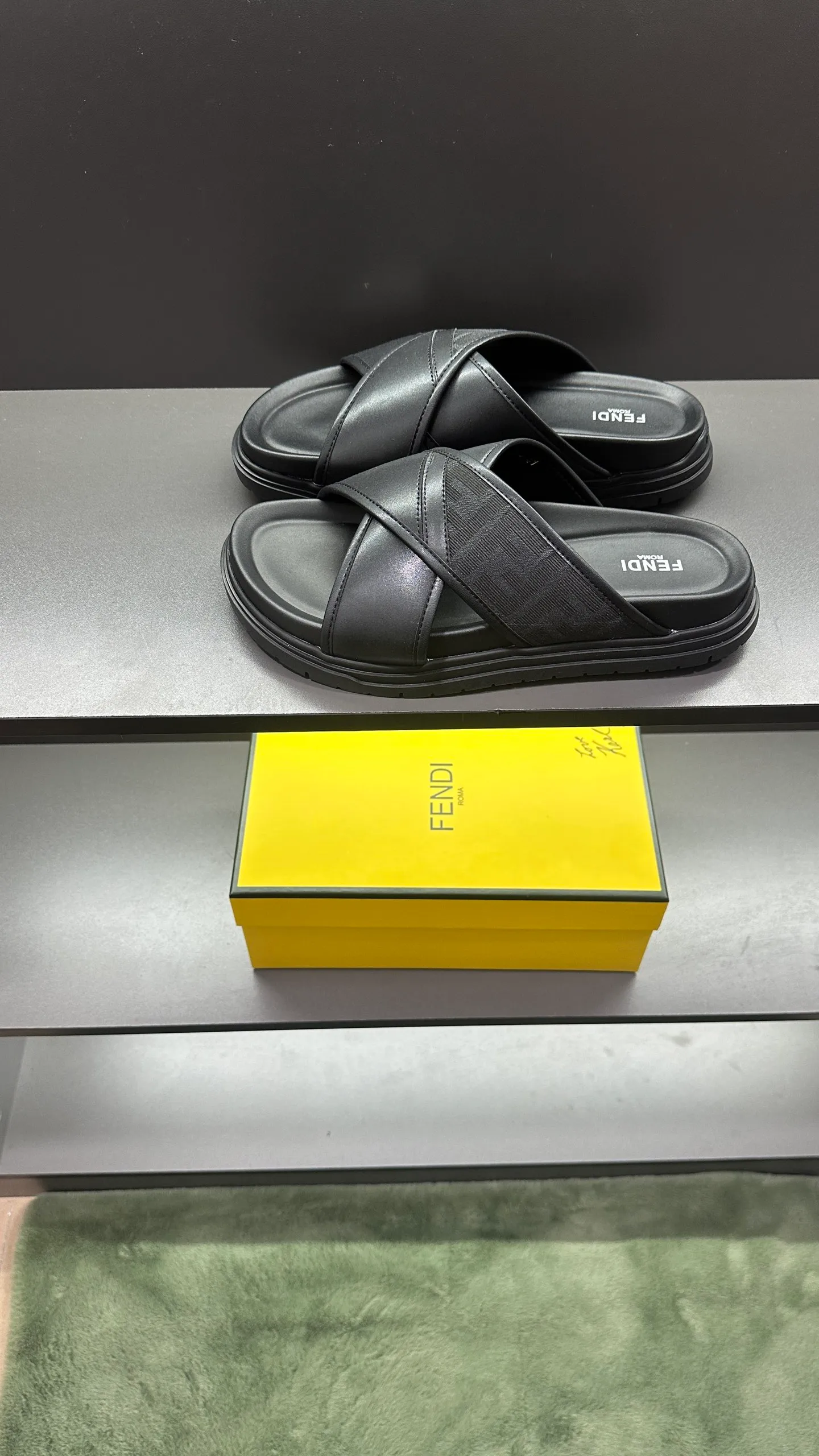 P300 [Fendi Slippers] High-end men's shoes brand, official website 1:1 latest masterpiece: original mold customization, fabrics made of imported original materials, upgraded outsole, lighter and non-slip. The market's top quality, simple yet tasteful, a must-have for fashionistas, fashionable at your feet, full of confidence, the same style at the counter 👍The season of summer slippers is here. Code: 38-45, 46 order